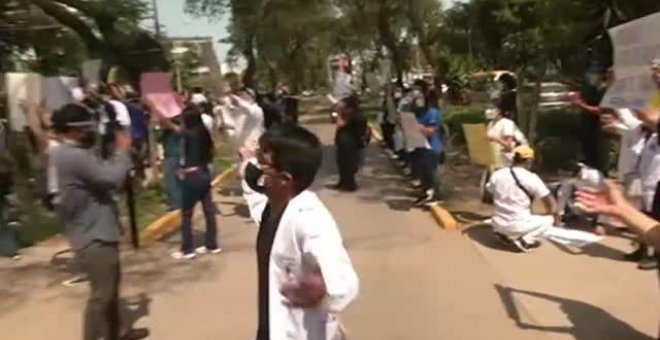 Estudiantes de medicina en Perú protestan por la falta de vacunas mientras aumentan los casos de COVID-19