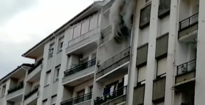 Acorralada por las llamas en el balcón de su casa