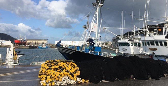 El Parlamento exige que Cantabria vacune "de forma urgente" al sector pesquero por ser una "actividad esencial"
