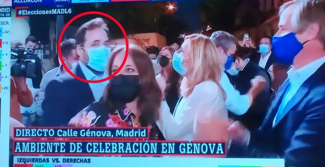 El líder del PP de Castilla-La Mancha acude a la fiesta sin distancias de seguridad de Génova por el triunfo de Ayuso