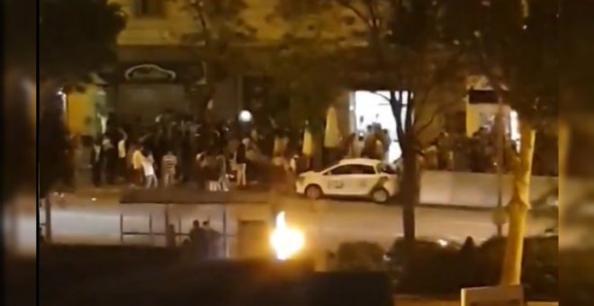 Un sanitario denuncia con este vídeo una fiesta delante del hospital donde pasa una guardia en Madrid: "Esta es la libertad que quieren estos energúmenos"