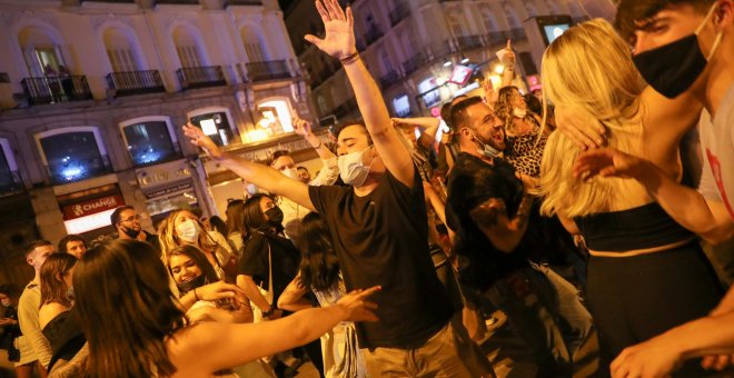 Pocas mascarillas y muchos macrobotellones: las fotos de las aglomeraciones en España tras el fin del estado de alarma