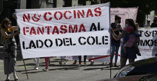 Los vecinos del madrileño distrito de Arganzuela protestan contra la instalación de cocinas fantasma junto a un colegio