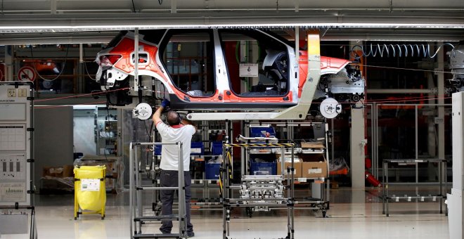 Sindicatos y empresas buscan medidas para "minimizar" el impacto en el empleo de la reconversión del coche eléctrico