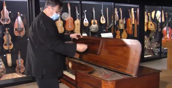 Un coleccionista convierte su casa de Valladolid en un museo musical con miles de instrumentos