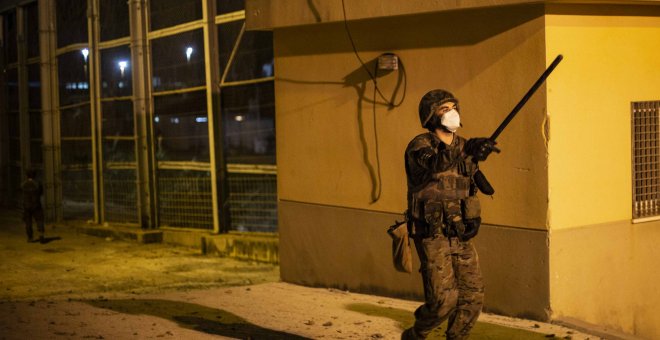 El caos en Ceuta da paso a una noche de saltos a la valla defendida por el Ejército