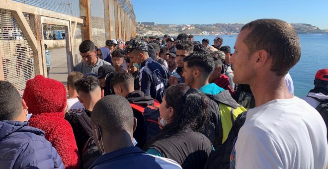 Decenas de marroquíes piden asilo político en la frontera de Ceuta