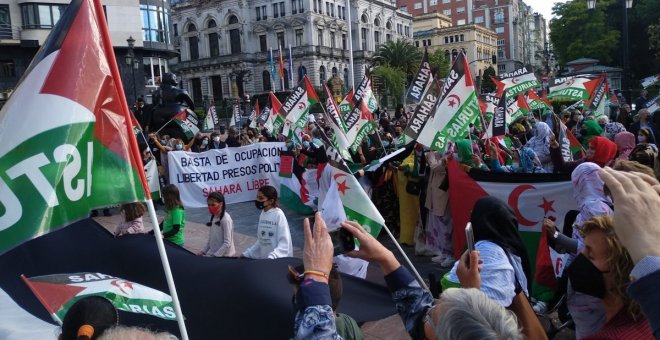 La Plataforma Asturiana Paz y Justicia para el Pueblo Saharaui llena de colores y sonidos la plaza de la Escandalera
