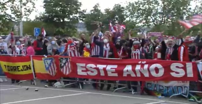 Locura de los aficionados del Atlético en las inmediaciones del José Zorrilla