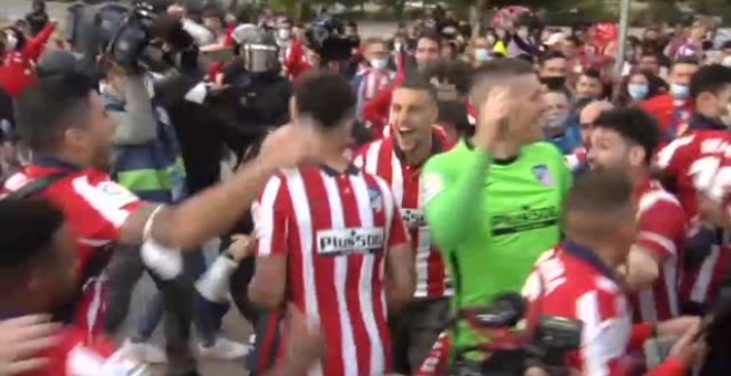 Varios jugadores del Atlético celebran con los aficionados el título en las inmediaciones del Zorrilla