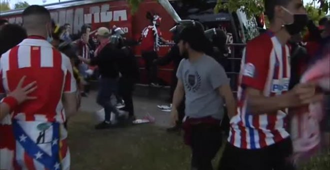 La Policía carga contra aficionados del Atleti que bloqueaban la salida del autobús del club