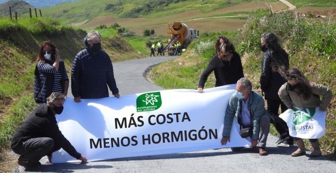Ecologistas en Acción y Verdes Equo denuncian el "hormigonado" de caminos rurales costeros en Ubiarco