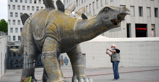 Muere un hombre dentro de una estatua de un dinosaurio en Barcelona