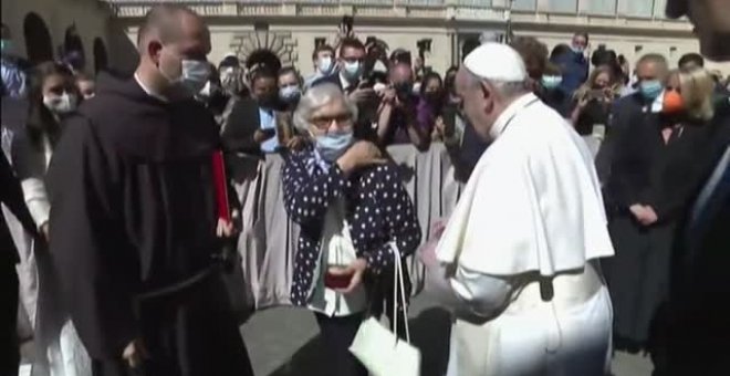 El Papa Francisco besa el número tatuado en el brazo de una superviviente de los campos de concentración