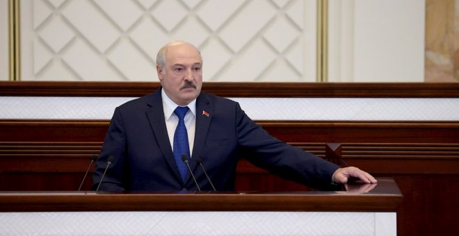 Lukashenko, presidente de Bielorrusia, dice que actuó conforme a la ley interceptando el avión de Ryanair