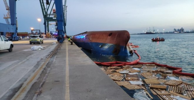 Dos personas desaparecidas y tres heridas tras volcar un barco de carga en el Puerto de Castellón