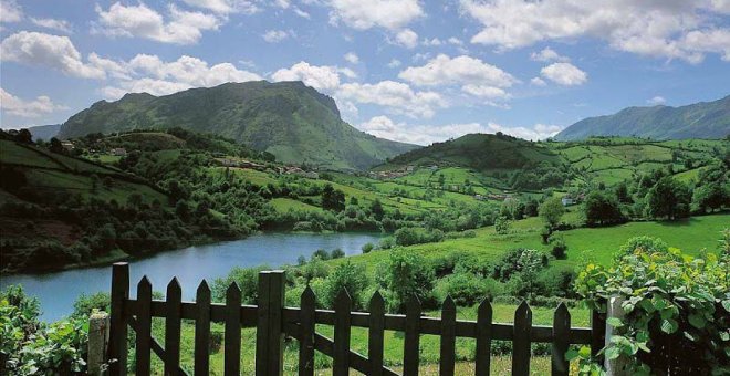 25 años de agua privatizada en Oviedo: "El ayuntamiento no tiene capacidad para vigilar a Aqualia"