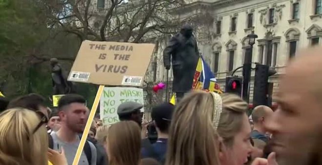 Masiva manifestación anti vacunas y negacionista en Londres