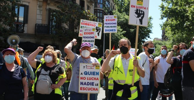 Centenars de persones protesten a Barcelona contra la reforma del sistema de pensions
