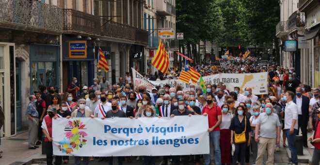 Més de 2.000 persones es manifesten a Perpinyà per reclamar que no es derogui la llei francesa que protegeix el català