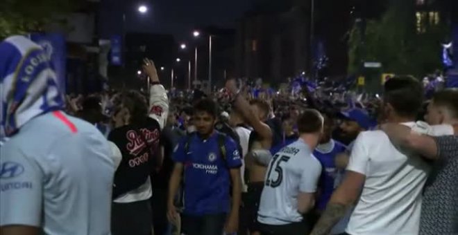 Los aficionados del Chelsea celebran la victoria de su equipo en la Champions League
