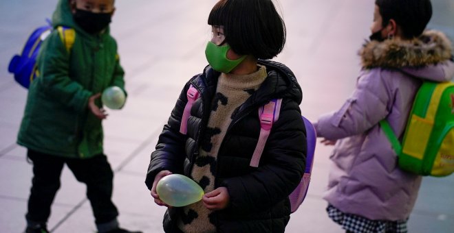 China permitirá a las parejas tener hasta tres hijos para "responder al envejecimiento de la población"