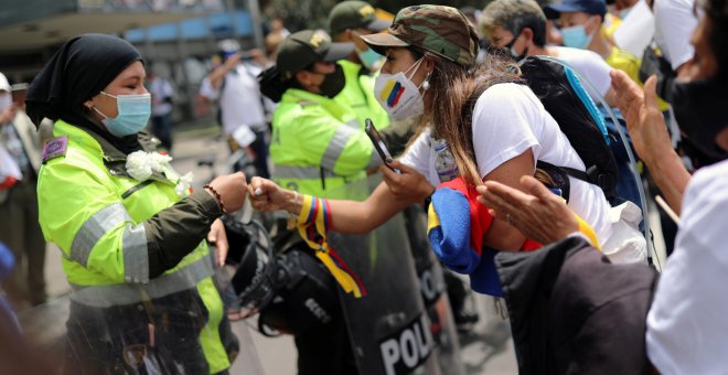 Colombia investiga a diez policías por permitir a civiles disparar contra manifestantes en las protestas