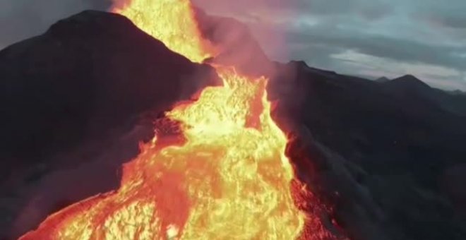 Espectaculares imágenes de un dron que sobrevuela un volcán islandés en erupción