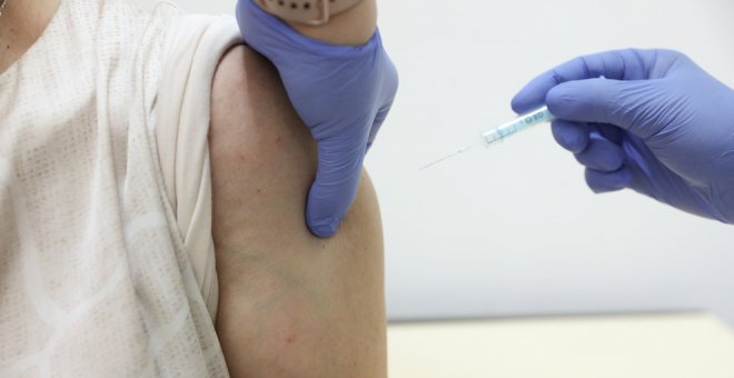 Sanidad y CCAA acuerdan administrar la vacuna de Janssen en personas de 40 a 49 años
