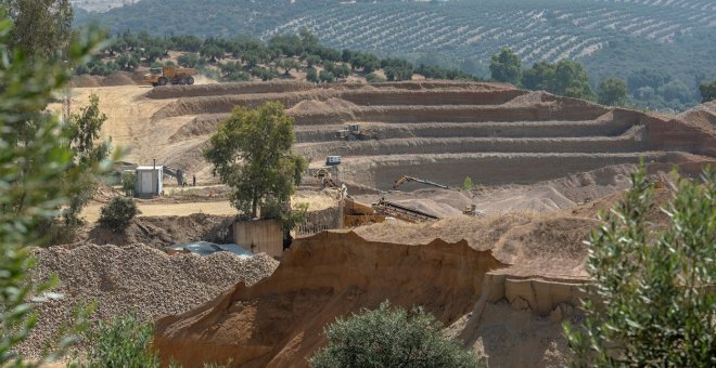 Continúa la búsqueda entre el lodo del trabajador sepultado en una cantera de Jaén