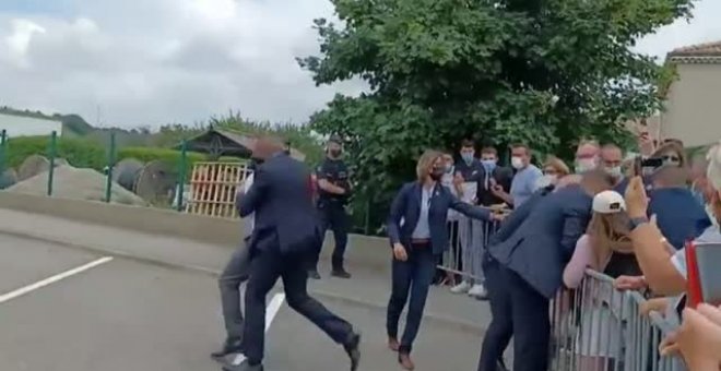 Un joven le propina una bofetada al presidente francés, Emmanuel Macron
