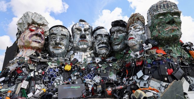 Levantan una estatua de residuos con las caras de los líderes del G7