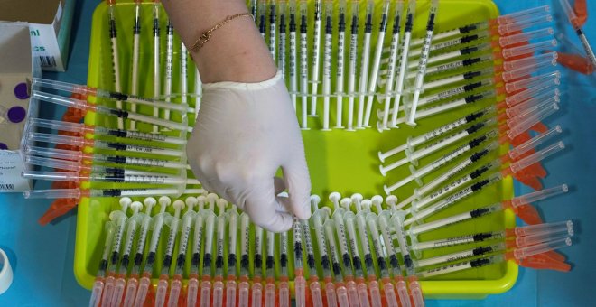 La incidencia acumulada baja dos puntos más y España vuelve a batir su récord de vacunas puestas en un día