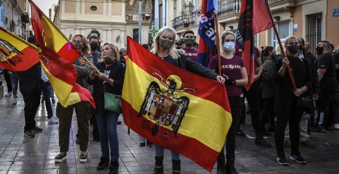 Multan con 4.000 euros a dos participantes de una marcha de España 2000 en València por exhibir banderas franquistas