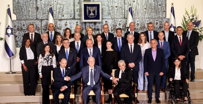 Israel despide a Netanyahu con un gobierno de incierta duración