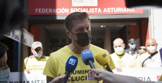 Los trabajadores de Alu Ibérica reclaman a las puertas de la FSA que el Estado intervenga la empresa