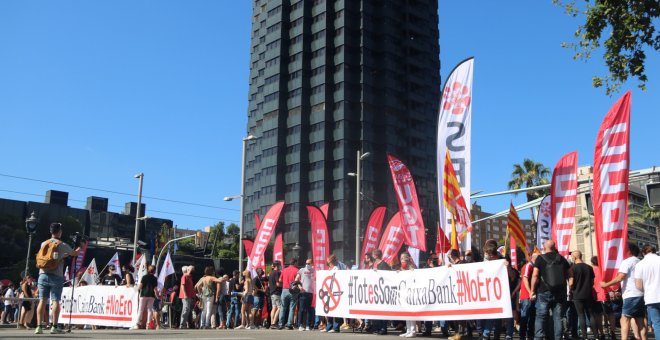 Els treballadors de CaixaBank celebren la primera vaga general en la història de l'entitat contra l'ERO