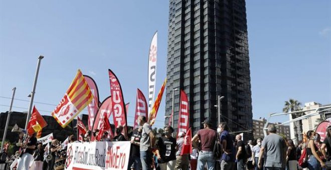 Miles de empleados de CaixaBank de toda España salen a la calle en una manifestación contra el ERE
