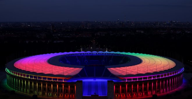 El fútbol europeo se tiñe de los colores LGTBI para protestar contra la UEFA y el Gobierno de Orbán