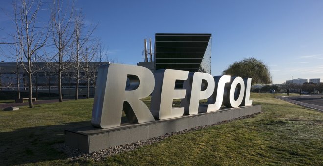 El juez archiva la investigación contra Repsol y CaixaBank por el caso Villarejo