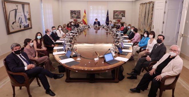 El primer Consejo de Ministros con el nuevo Gobierno de Sánchez, en imágenes