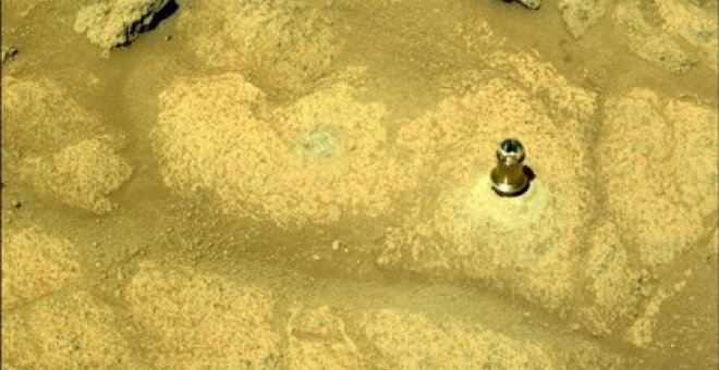 ¿Qué es esto y por qué sobresale de una roca de Marte?