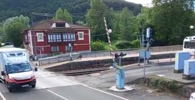 La avería de una barrera ha podido causar un grave accidente en la línea de tren Santander-Bilbao
