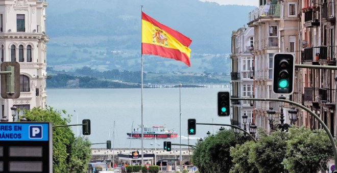 El Ayuntamiento gastará 60.000 euros en reponer la bandera de España en Puertochico