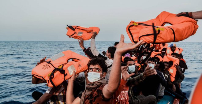 Mil personas esperan en el mar tras la negativa del Gobierno de Meloni a acoger a rescatados por ONG extranjeras