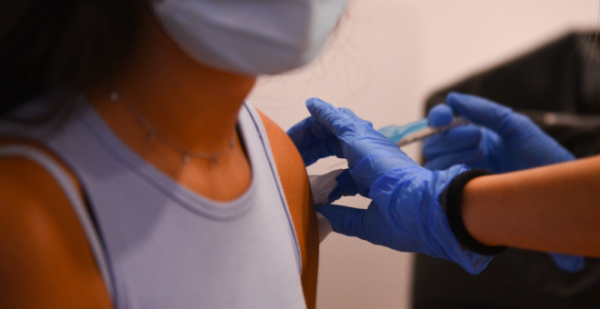 La EMA no considera urgente la tercera dosis de la vacuna para la población general