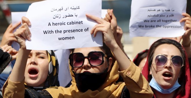 Los talibanes dispersan una protesta de mujeres con gases y tiros al aire