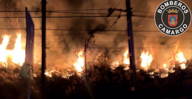 Extinguido un incendio de vegetación junto a las vías del tren de Camargo