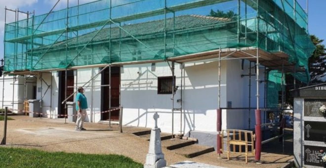 El Ayuntamiento rehabilita la cubierta de la capilla del cementerio municipal