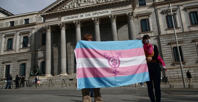 Profesores de Huelva se manifiestan con faldas y uñas pintadas por los insultos a una niña trans